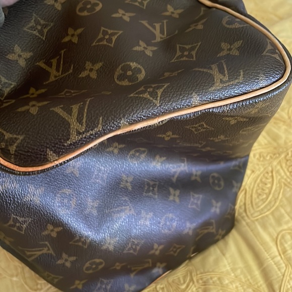 I’m selling spiry 30 LV original has a code inse the bag - Picture 6 of 6
